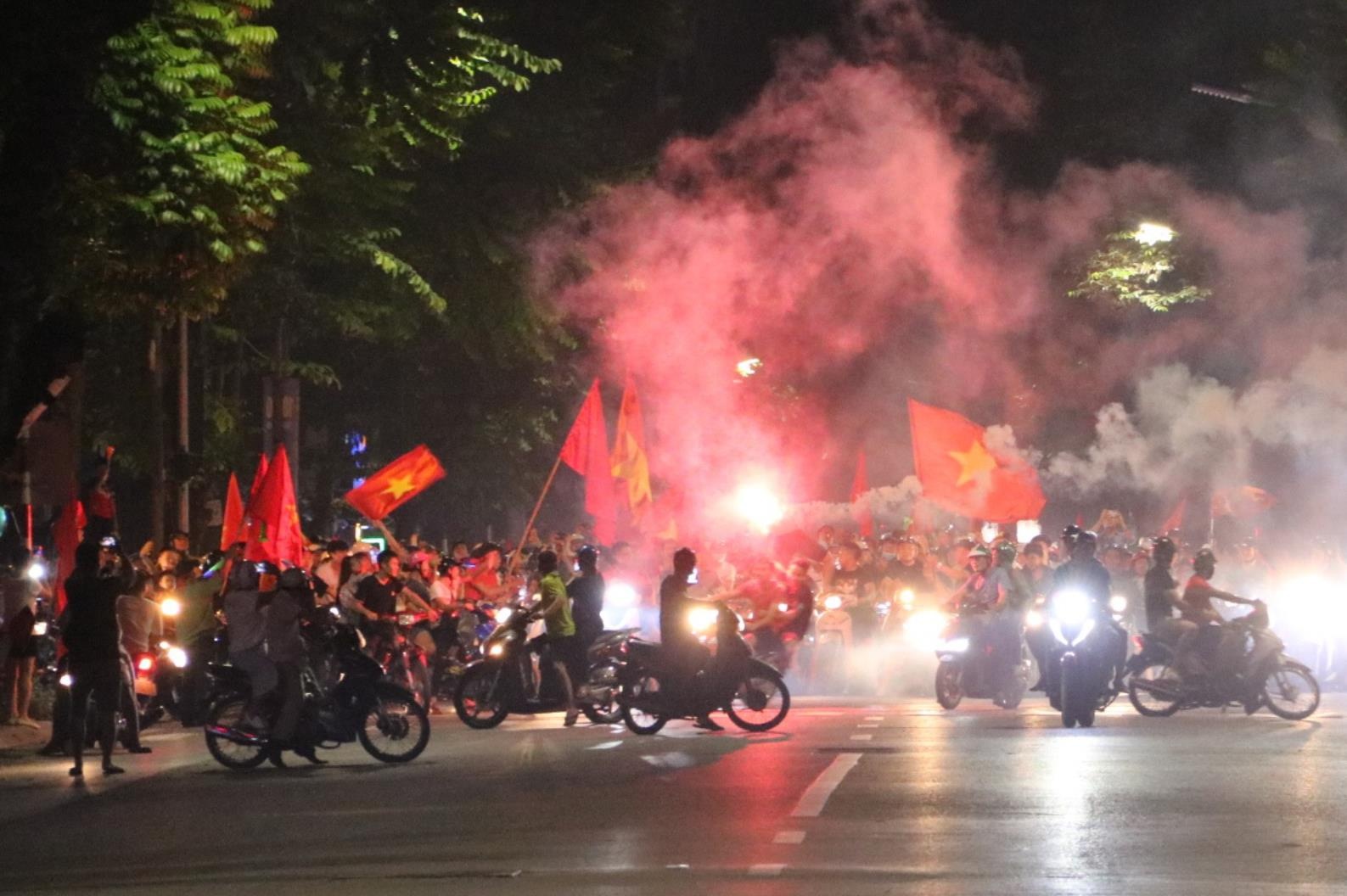 Co dong vien qua khich dot phao sang o ho Guom hinh anh