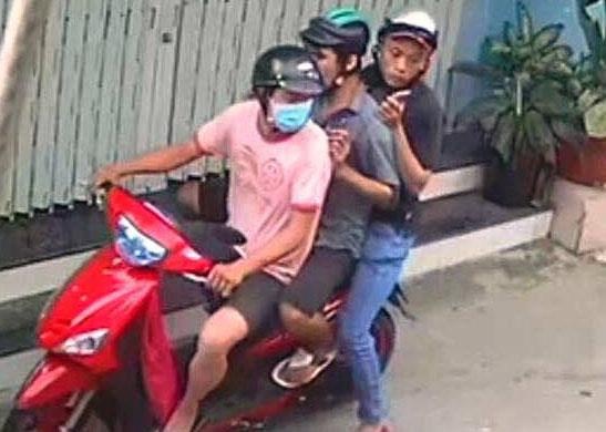 Bat 3 thanh nien cuop tui ho so co giay bao tu hinh anh