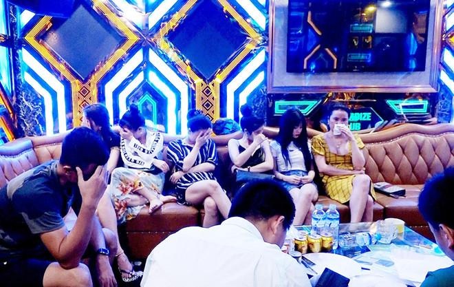 Gan 30 thanh nien su dung chat ma tuy tai quan karaoke hinh anh