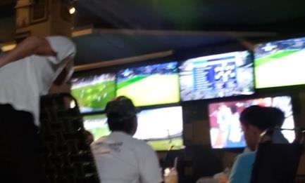 Video dieu tra: Xe om, nhan vien van phong cung sat phat hinh anh