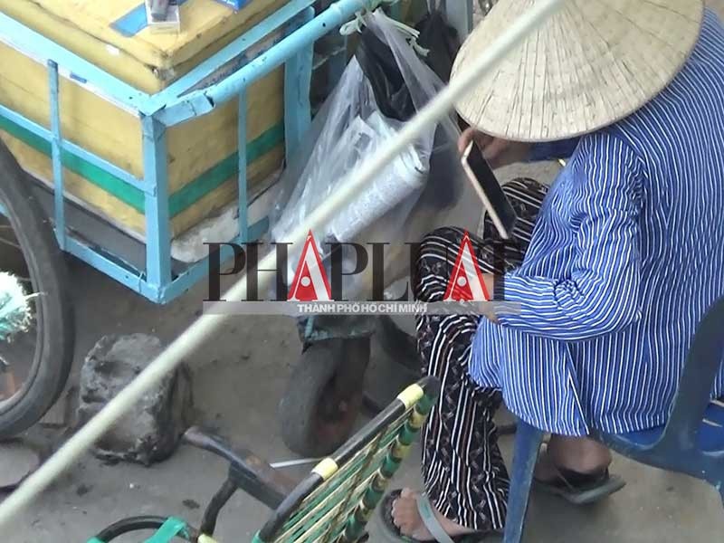 Cận cảnh nhóm móc túi đi bán đồ gian ảnh 2 Can canh nhom moc tui di ban do gian anh 2