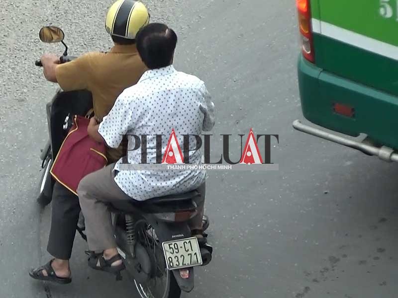 Cận cảnh nhóm móc túi đi bán đồ gian ảnh 3 Can canh nhom moc tui di ban do gian anh 3