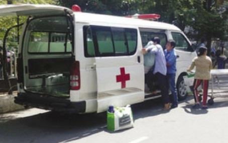 Nhom bao ke ep benh nhan di xe dich vu hinh anh