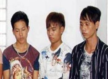 8 thanh nien vac dao, chan xe cuop tai san nguoi di duong hinh anh