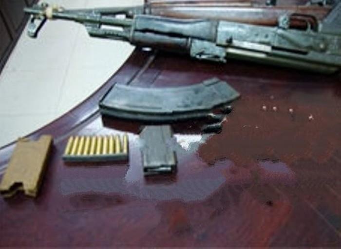 Sung quan dung duoc thao roi, giau trong lo hang noi inox gui di My hinh anh