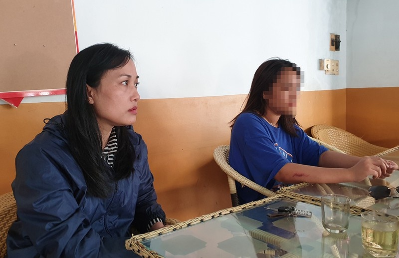 Nu sinh doi chet sau khi bi ban danh hoi dong, quay clip hinh anh