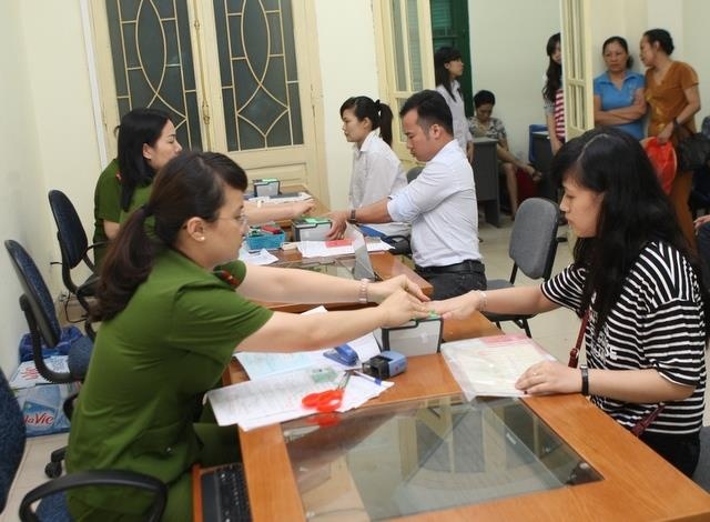 Kiem tra ho so va hen lich lam thu tuc cap CMND tren Zalo hinh anh