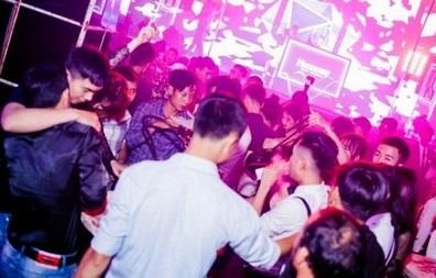 Phat hien 33 'dan choi' phe ma tuy trong bar hinh anh