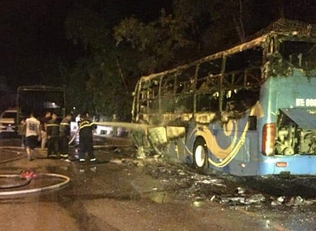 Xe khach giuong nam chay rui trong dem hinh anh