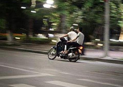 Chan bat nhom thanh nien hen nhau dua xe qua Facebook hinh anh