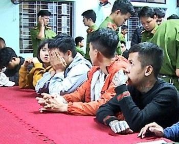 28 dan choi thac loan ma tuy thau dem hinh anh