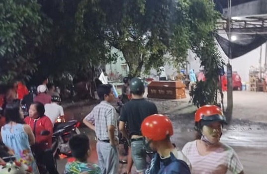 Con no nan, cha bi dat quan tai truoc nha hinh anh