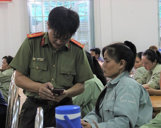 Cong An Tay Ninh ket noi voi cong nhan tren Zalo de chong toi pham hinh anh