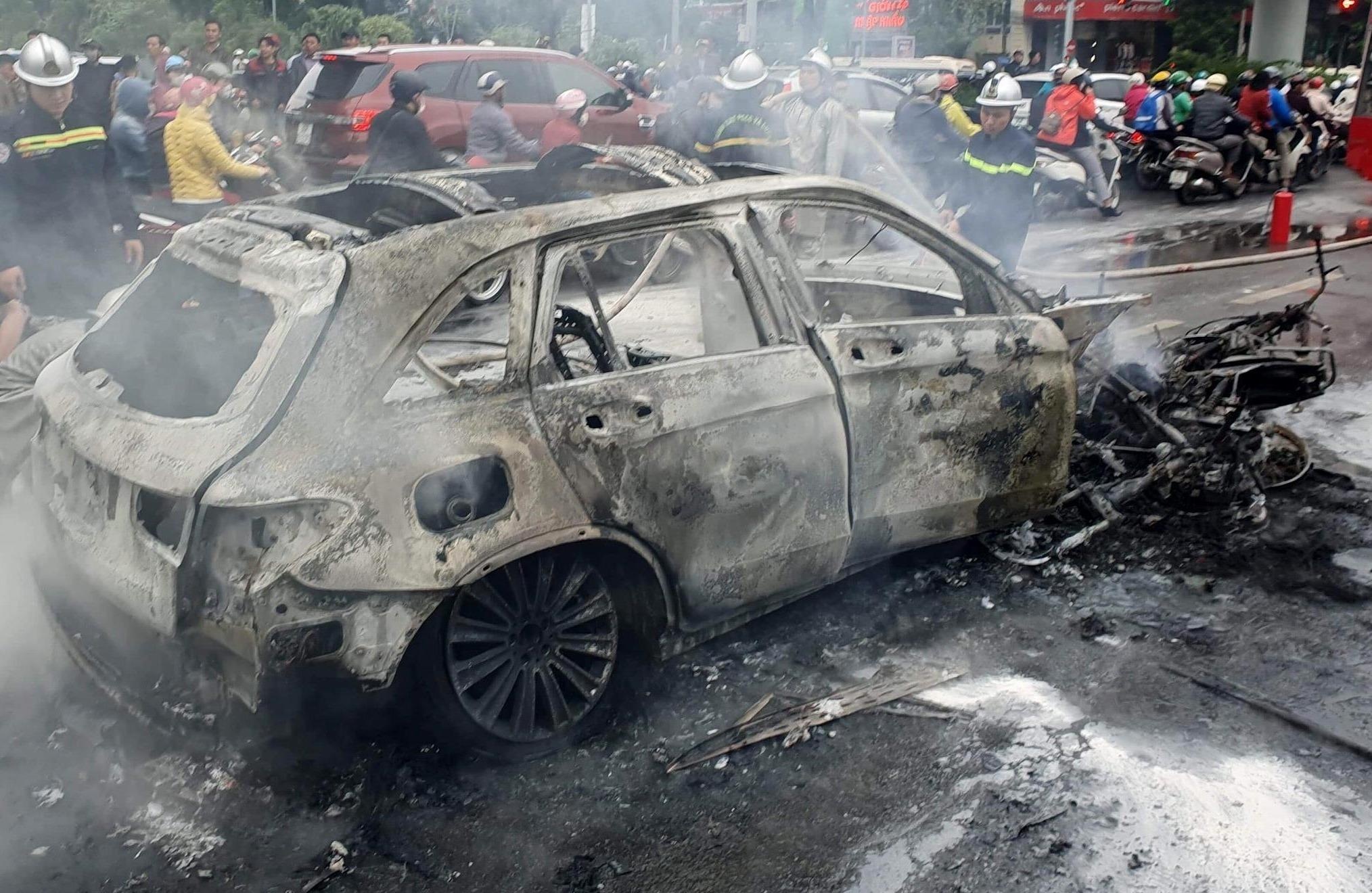 Hien truong vu Mercedes boc chay sau tai nan chet nguoi hinh anh