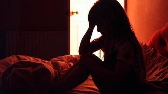 'Yeu' be gai trong khach san roi quay clip hinh anh