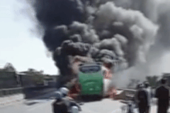 Xe khach boc chay tren quoc lo hinh anh