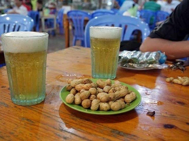 Vu chem chet nguoi o quan bia 3000: Hai nguoi ra dau thu hinh anh