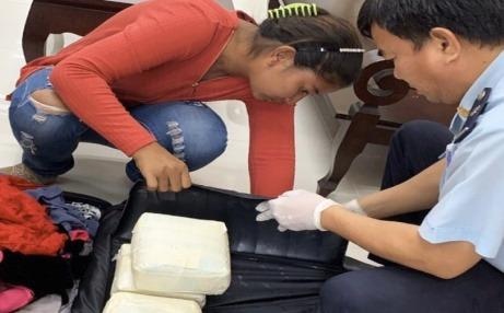 Nu du khach nuoc ngoai xach valy chua 5 kg ma tuy qua cua khau Moc Bai hinh anh