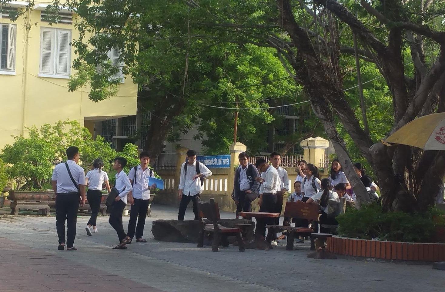 Thay giao the duc bi to khiem nha voi nu sinh hinh anh