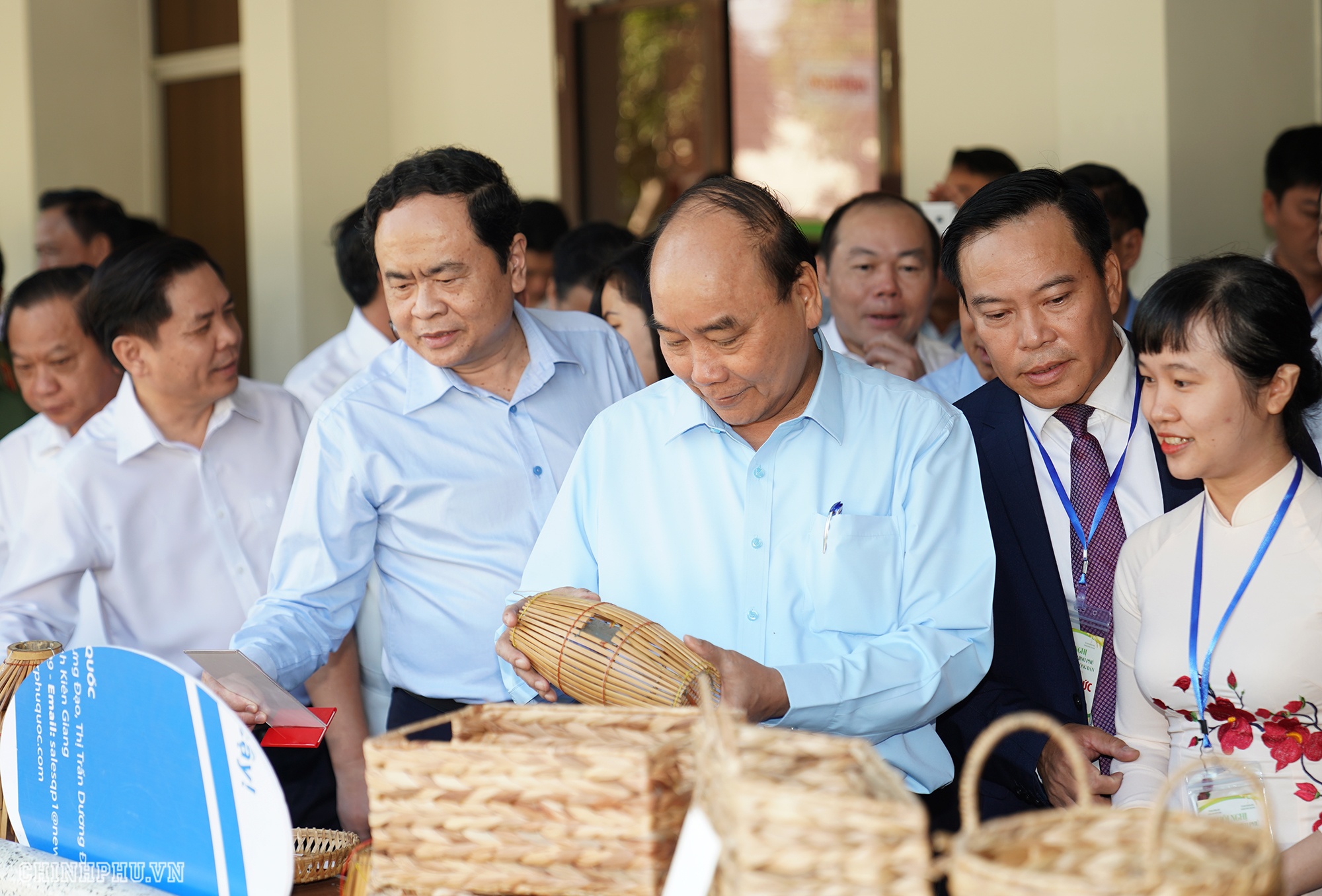 Nha nuoc quan tam, nong dan cung phai tu doi moi hinh anh