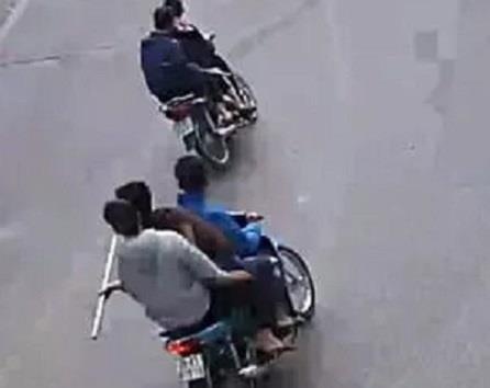 Bat giam nhom thanh nien giai quyet mau thuan bang dao, con nhi khuc hinh anh