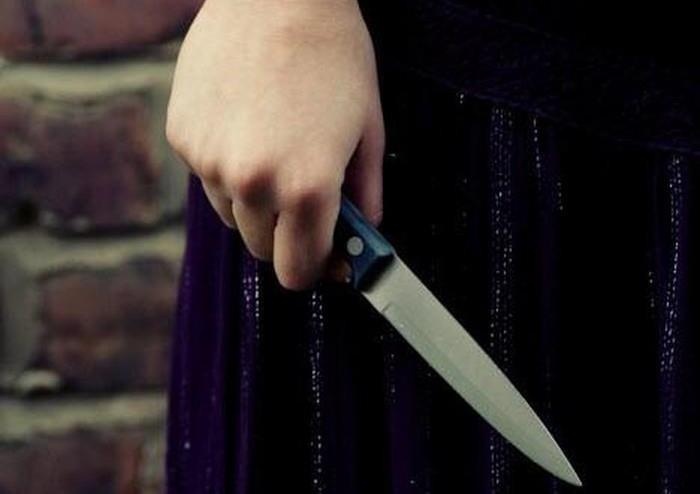 Co gai tre dung dao dam mot phu nu trong thuong hinh anh