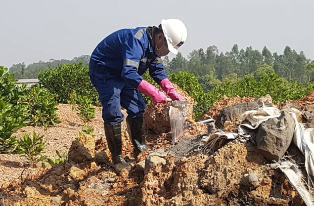 11 ho chon chat thai nguy hai chua axit huu co o Soc Son hinh anh