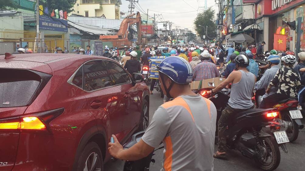 'Lo cot' bua vay, nhieu tuyen duong TP.HCM un tac nghiem trong hinh anh