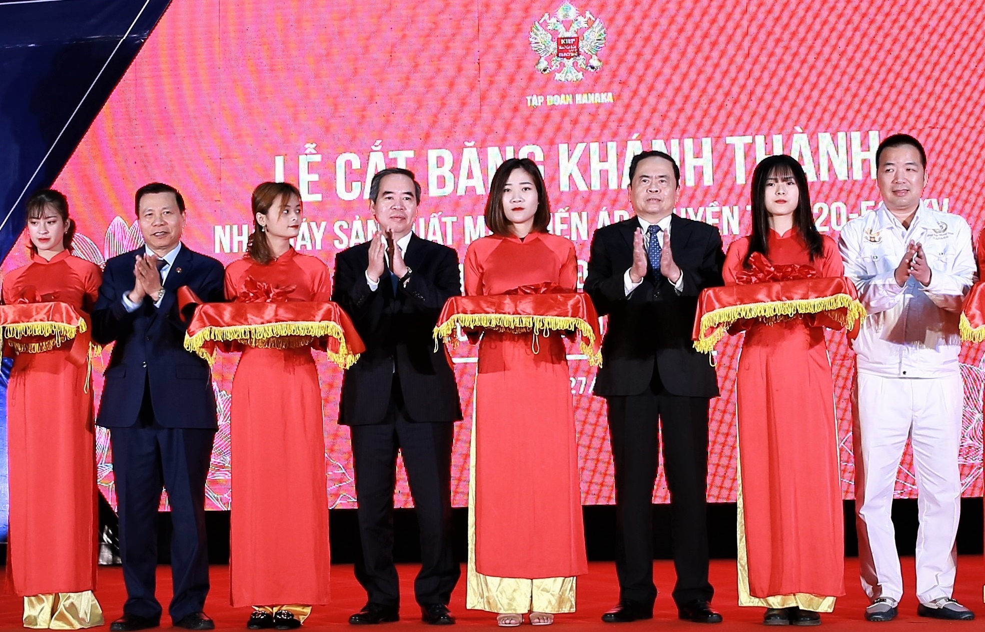 Nha may san xuat may bien ap truyen tai dien hon 1.000 ty hinh anh