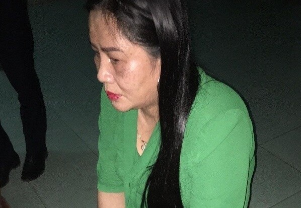 Bat qua tang 2 doi nam nu mua ban dam tai nha 'tu ba' hinh anh