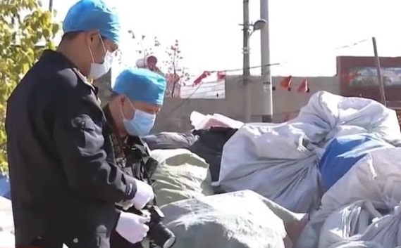 Sat hai vo chong chu ve chai vi bi ep boi thuong 100 trieu? hinh anh