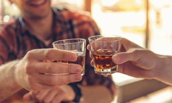 Bi danh chan thuong so nao vi choi bai phai uong ruou hinh anh