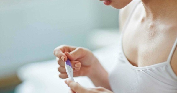 Nu sinh lop 8 mang thai vi yeu cuong nhiet tho sua xe hinh anh