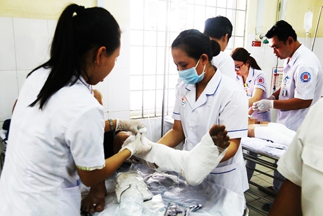 Ca no phat no, 4 nguoi trong gia dinh pho chu tich xa bi thuong hinh anh