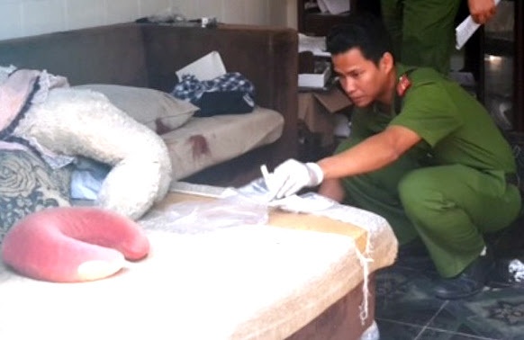 Chong chich dien vao co vo vi khong dua tien tra no hinh anh