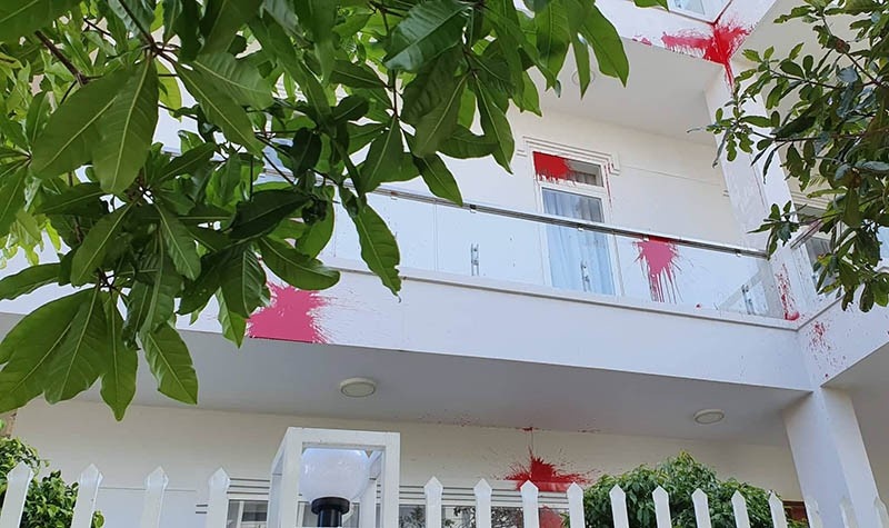 nhà giám thị trại giam bị tạt sơn ảnh 2 nha giam thi trai giam bi tat son anh 2