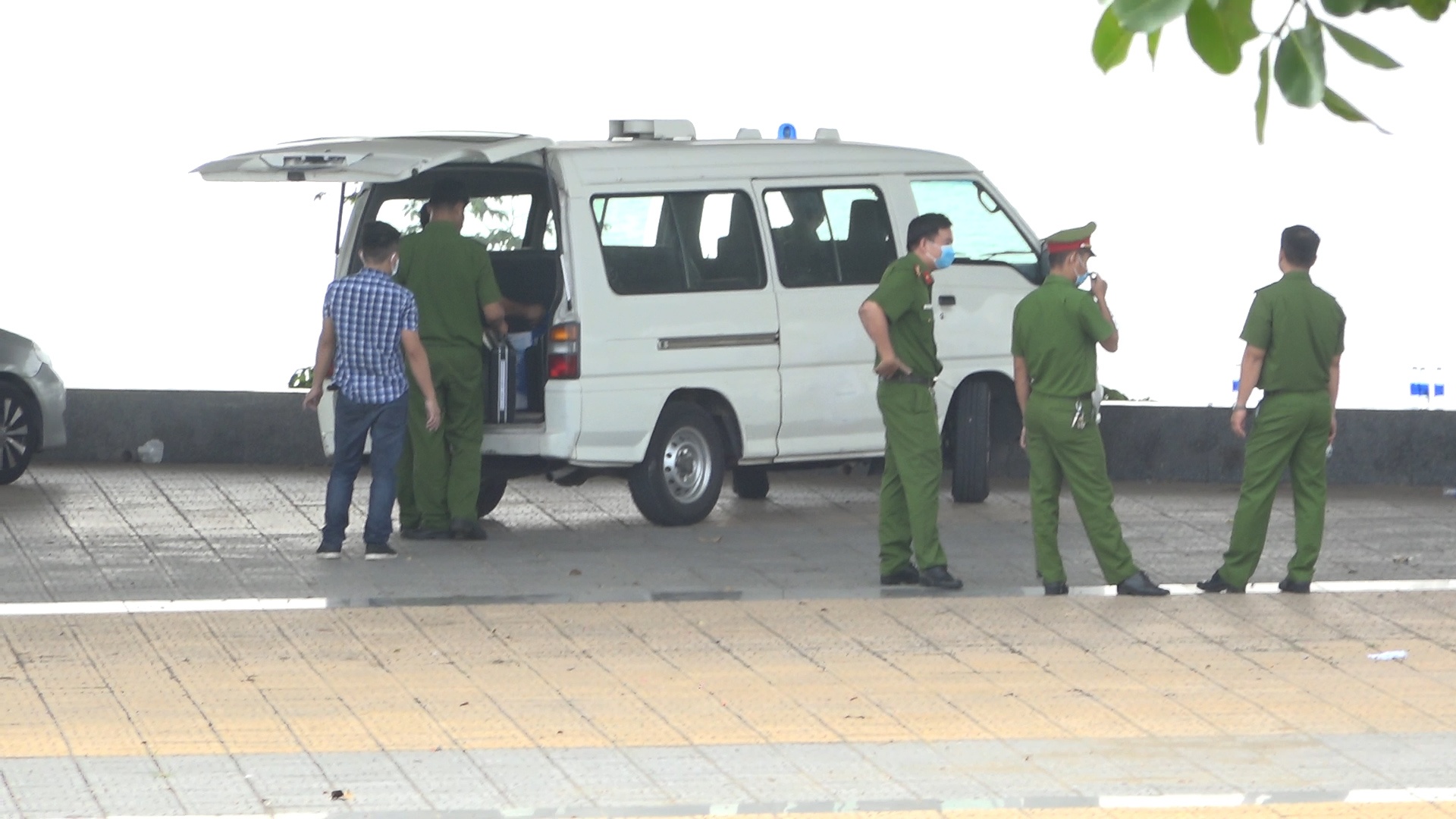 Hien truong vu vali chua thi the bi chat thanh nhieu khuc hinh anh