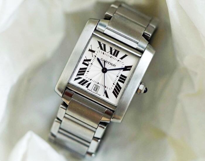 Nhan vien ve sinh san bay 'cam nham' dong ho Cartier khach bo quen hinh anh