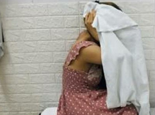 Kiem tra nha nghi phat hien 2 co gai dang ban dam hinh anh