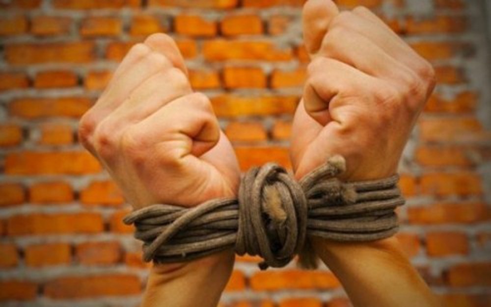 Giam doc bi nhom nguoi bat coc, ep ra ngan hang rut tien hinh anh