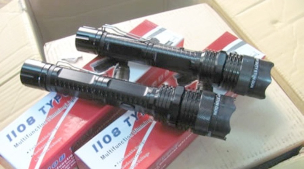 Nu hanh khach mang cong cu ho tro len may bay hinh anh