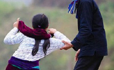Ga hang xom dan be gai 7 tuoi vao rung gio tro doi bai hinh anh