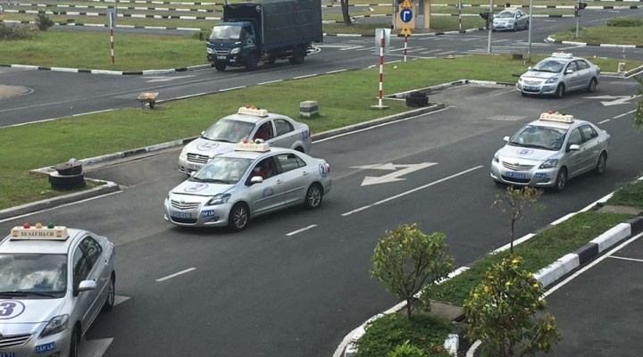 Vi sao dan chen nhau di hoc lai xe? hinh anh