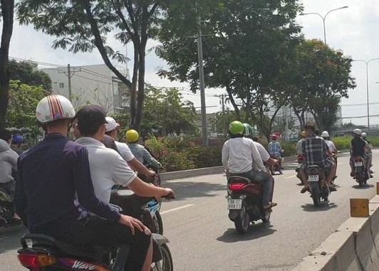 Xu ly cac 'quai xe' chan quoc lo de dua xe o Thu Duc hinh anh