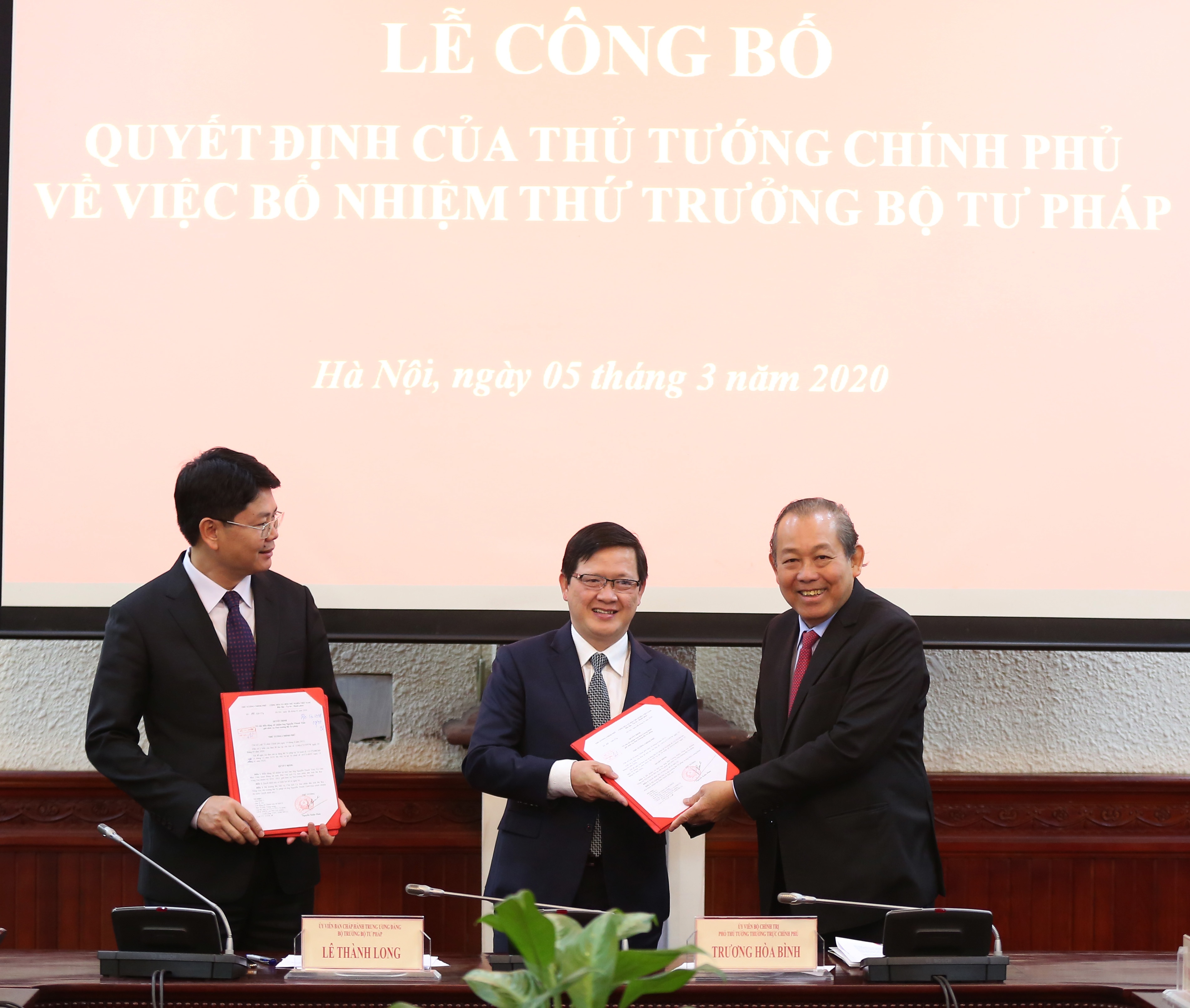 bo nhiem 2 Thu truong Bo Tu phap anh 1