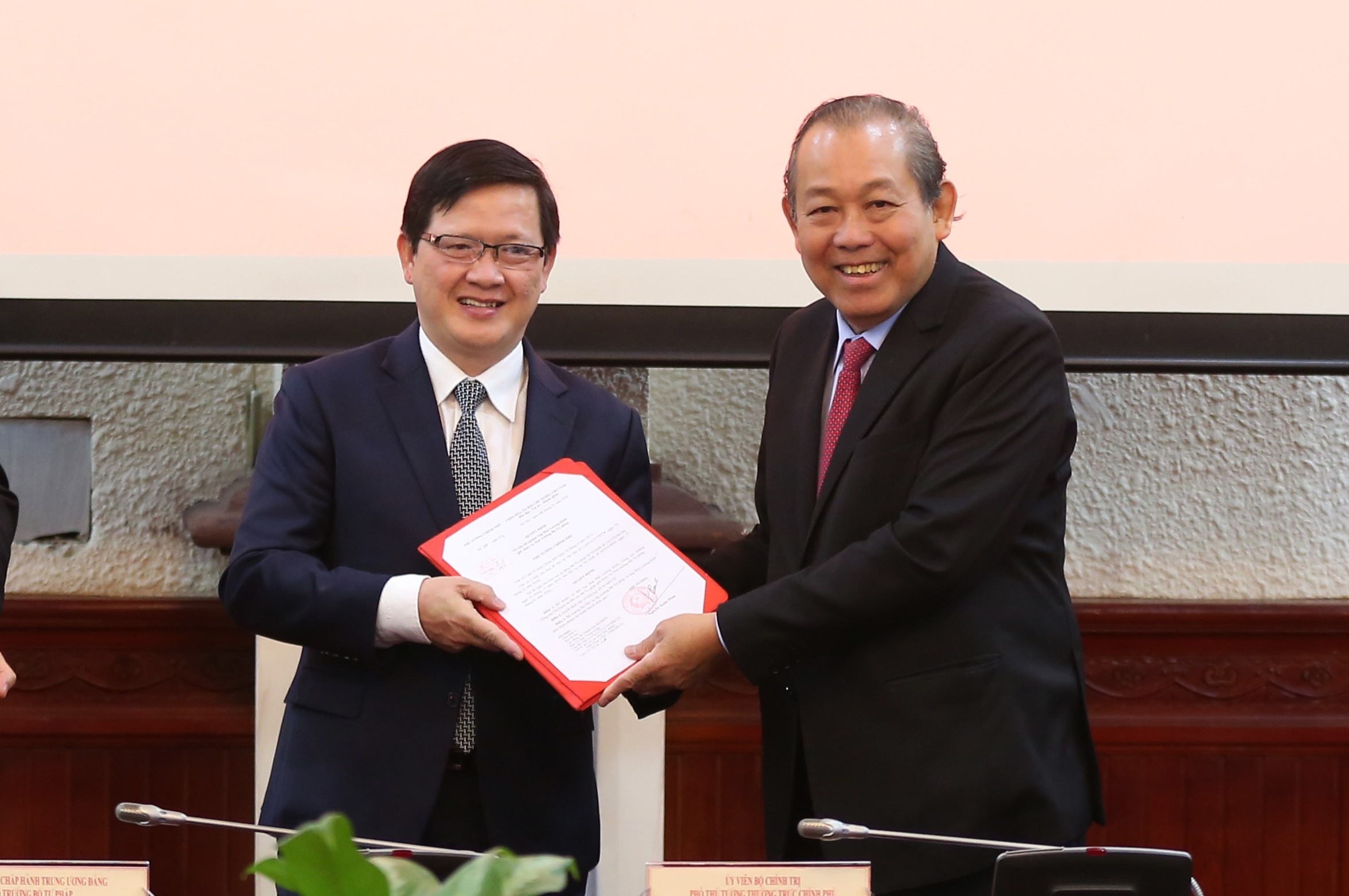 Trao quyet dinh bo nhiem 2 thu truong Bo Tu phap hinh anh