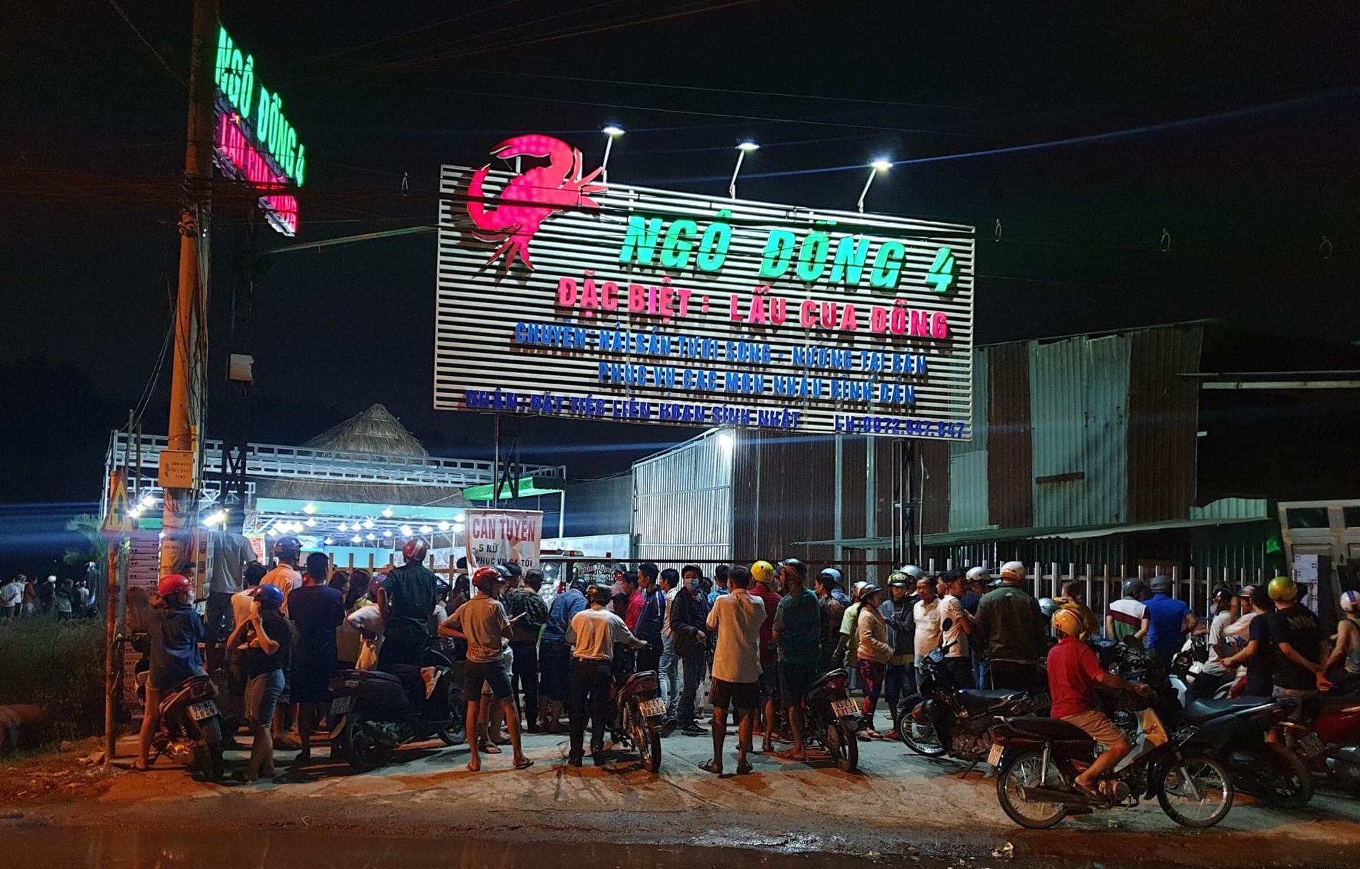 Xông vào quán ăn truy sát ảnh 1 Xong vao quan an truy sat anh 1