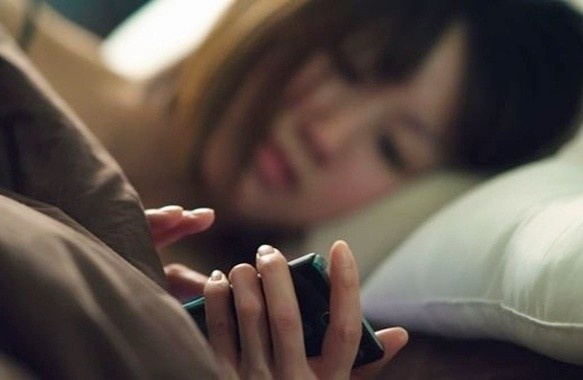 Dang ngu, co gai bi 'cong an' doa pham toi rua tien hinh anh