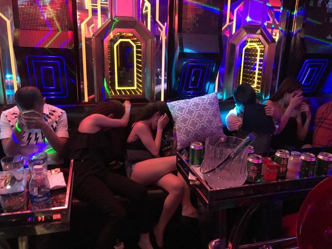 Cam xe may lay tien mua ma tuy de dai ban trong quan karaoke hinh anh