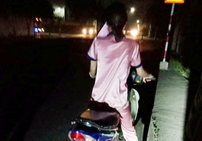 Nu cong nhan vua rut tien luong bi cuop ke dao vao co hinh anh